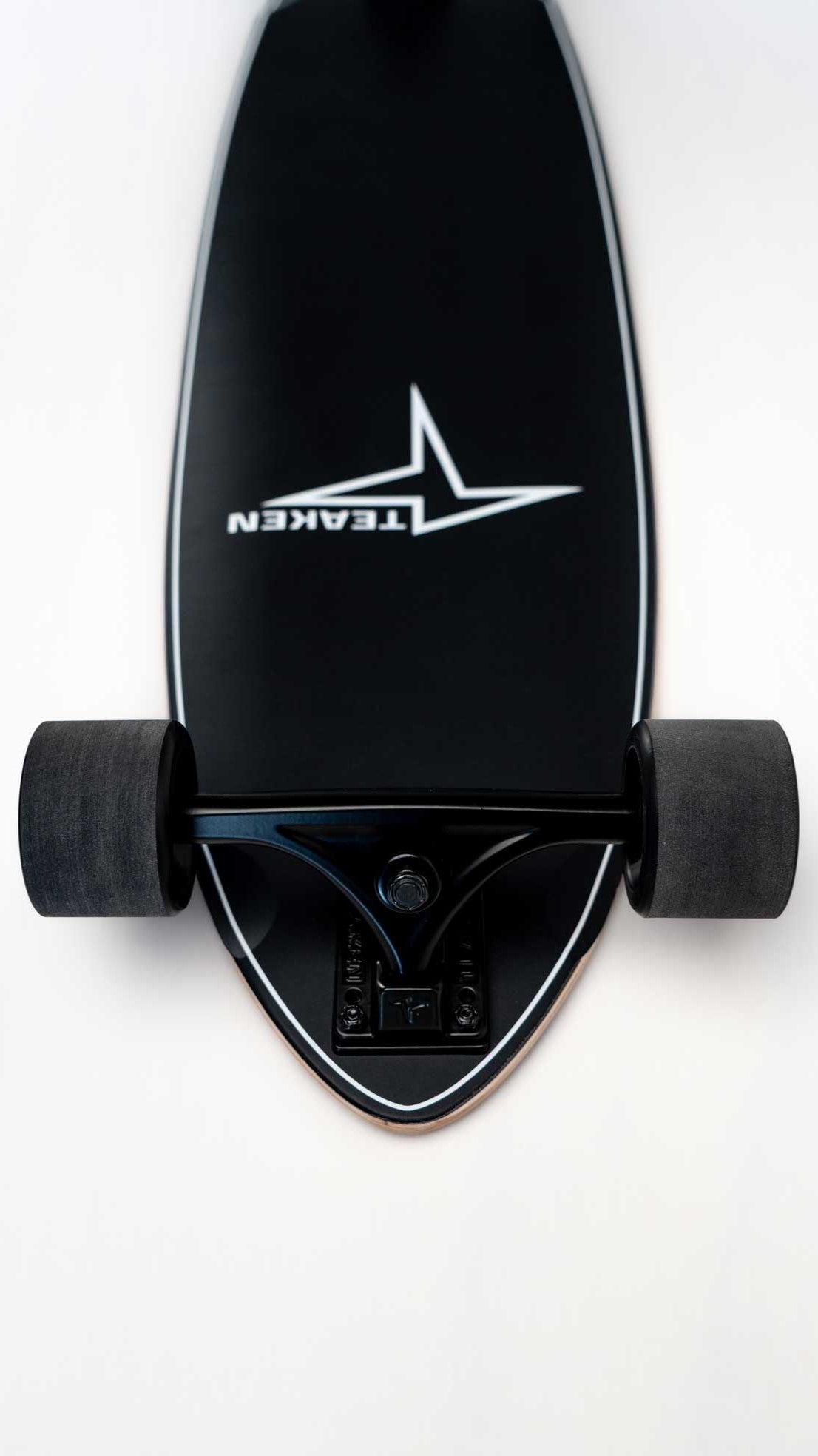 Gunner Skateboard - black wheels