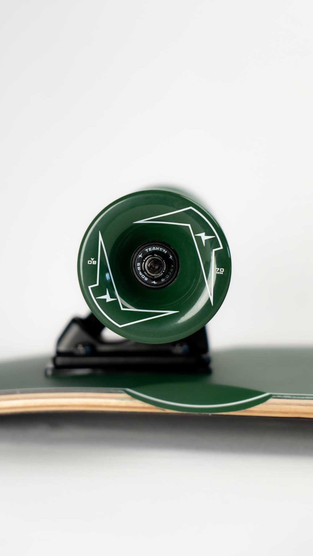 Gunner Skateboard - green wheels